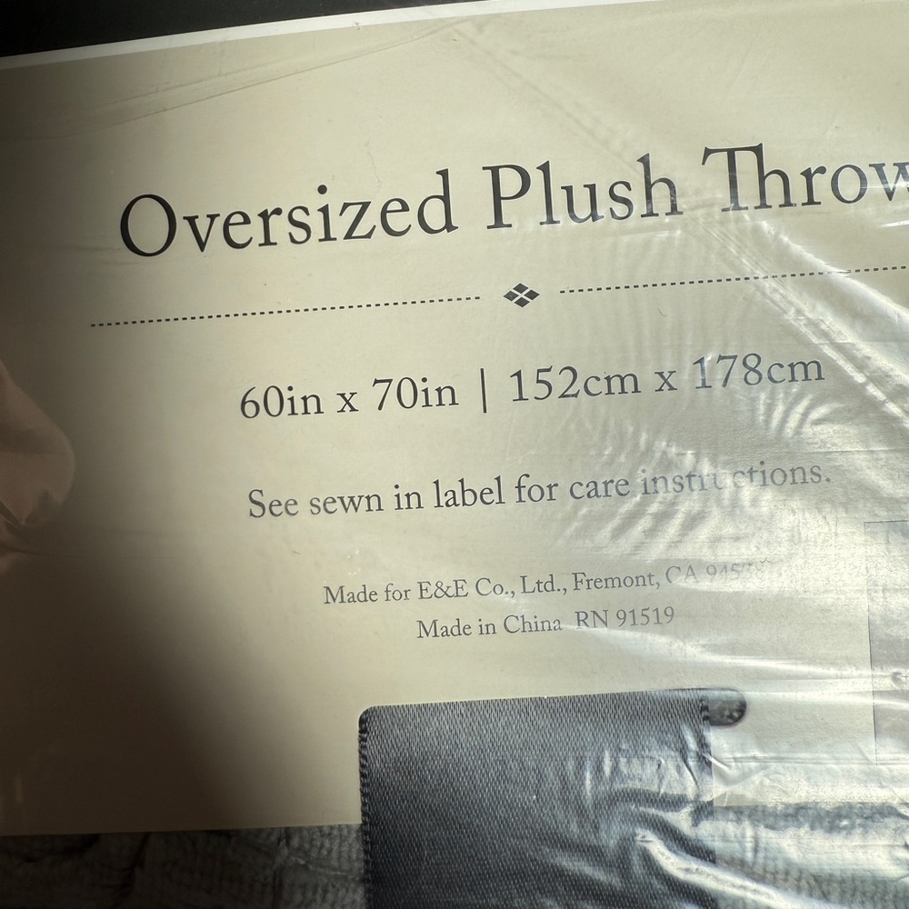 🆕 ✨ Madison Park Oversized Plush Throw Blanket – Grey 60” X 70” 🩶🤍🩶 NWT - Picture 13 of 16